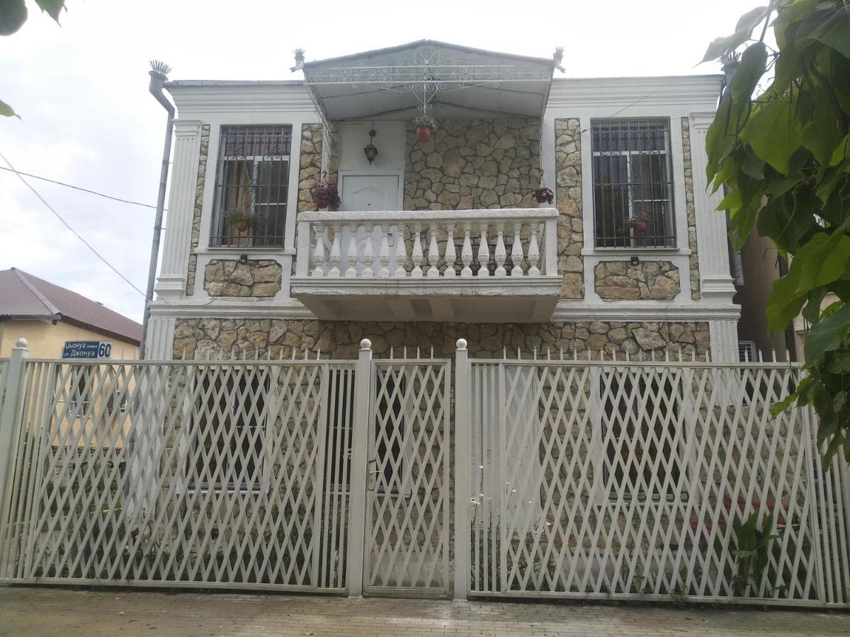 Apartment On Dzhonua Street Sukhumi Luaran gambar